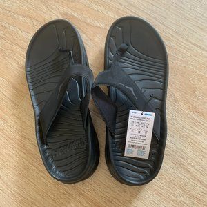 HOKA ONE ONE Women's Ora Recovery Flip Sandals Black/Dark Gull Gray 11 W…